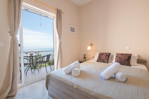 1 dormitorio con 1 cama y vistas al océano en Eden Sea view studios, en Mesongi