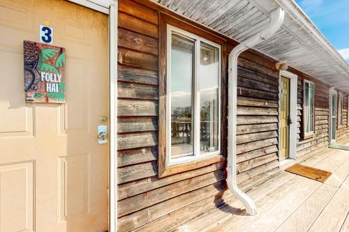 eine Veranda eines Hauses mit einer Tür in der Unterkunft Folly Beach Condos in Folly Beach