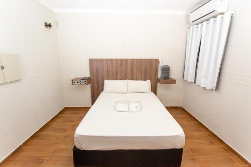 Cama en habitación pequeña con colchón blanco en Hotel Jabaquara Imiggrantes - By UP Hotel - Metro Jabaquara - 2KM Expo São Paulo, en São Paulo