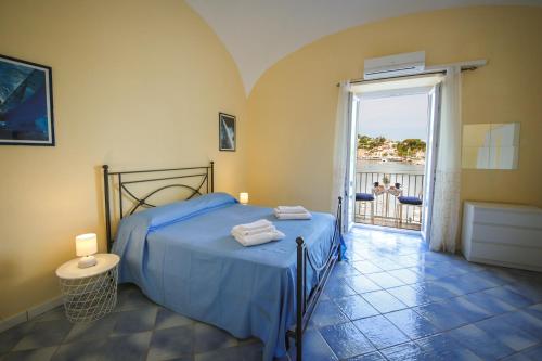 Una cama o camas en una habitación de Appartamento panoramico La rosa dei Venti - Maestrale