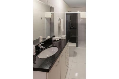 グラマドにあるLocar-in Gramado - Chácara Bela Vistaの洗面台とトイレ付きのバスルーム