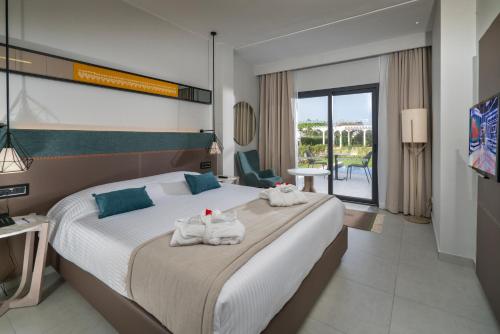 The Mirage Resort & SPA في الحمامات: غرفة فندق عليها سرير وفوط