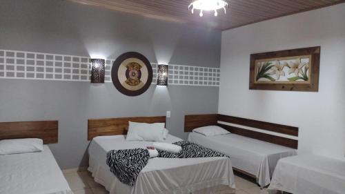 諾布里斯的住宿－Pousada Rota das Águas，一间客房内配有两张床的房间