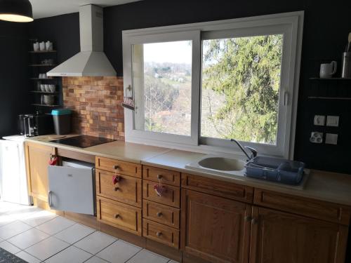 Η κουζίνα ή μικρή κουζίνα στο Chambre meublée avec vue panoramique à Périgueux