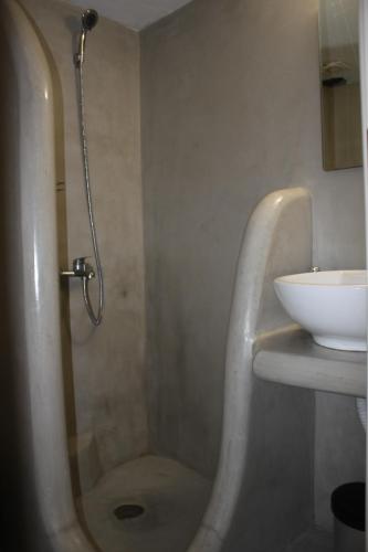 Ένα μπάνιο στο Passos Rooms