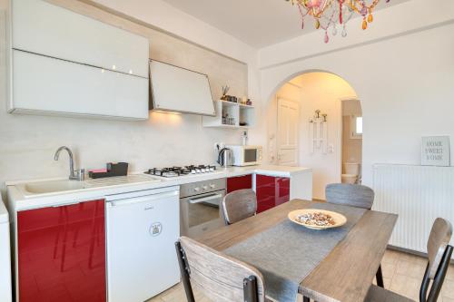 Η κουζίνα ή μικρή κουζίνα στο Dahlia Apartments And Studios