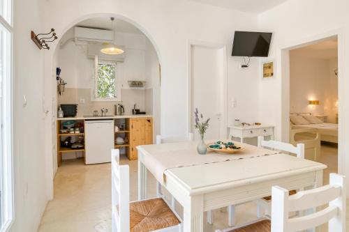 Η κουζίνα ή μικρή κουζίνα στο Dahlia Apartments And Studios