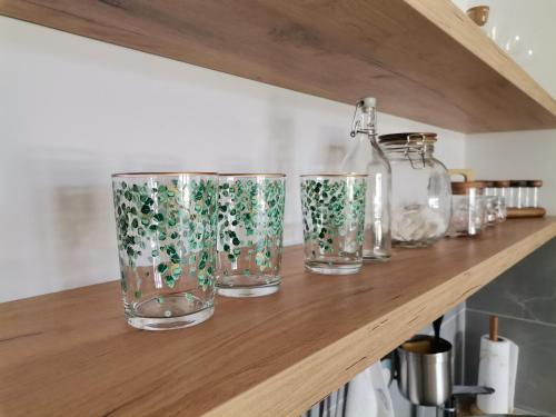 drie glazen zittend op een houten plank bij Wellport30 in Belgrado