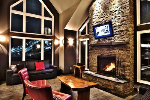 a living room with a fireplace and a tv at 14- Chalet à louer à Stoneham in Stoneham
