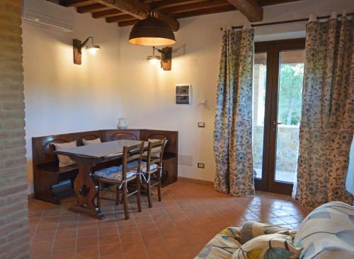 jadalnia ze stołem i krzesłami w obiekcie Agriturismo Podere Il Sorbo w mieście Campagnatico