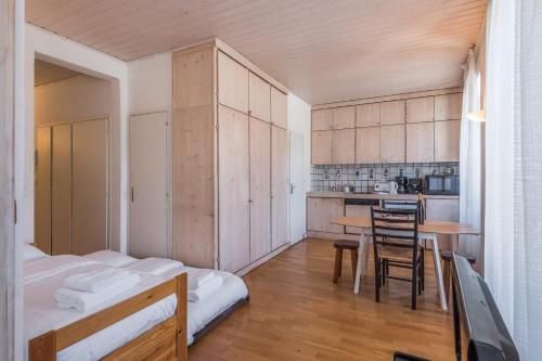 Zimmer mit einem Bett und einer Küche mit einem Tisch in der Unterkunft Appartement du Mont - Résidence La Vardaffe - Welkeys in Chamonix-Mont-Blanc