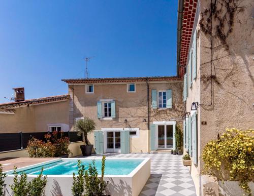 une vue extérieure d'une maison avec piscine dans l'établissement Cycle Coffee Society House Ventoux, à Bédoin