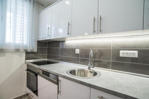 Kuchyň nebo kuchyňský kout v ubytování Too Sweet Apartment 1