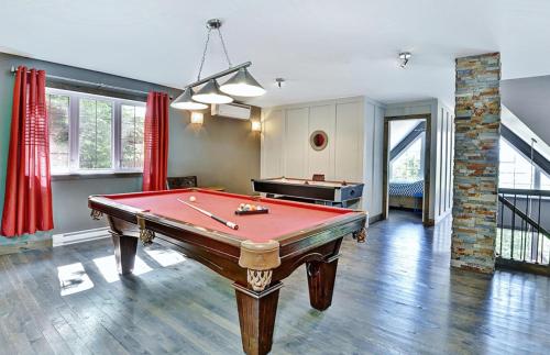 a living room with a pool table in it at 14- Chalet à louer à Stoneham in Stoneham