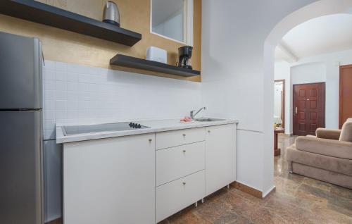 - une cuisine avec des placards blancs et un évier dans l'établissement Royal Suite Opatija, à Opatija