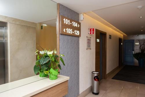 a sign on the wall of a hospital lobby at Hotel Expo Abastos in Guadalajara