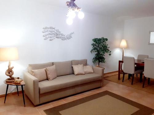 - un salon avec un canapé et une table dans l'établissement Casa Ocean, à Carvoeiro