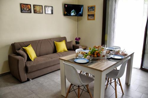 a living room with a couch and a table at La Domus di Segesta in Calatafimi