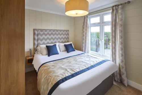 Un dormitorio con una cama grande y una ventana en Host & Stay - Salt & Seaweed en Runswick