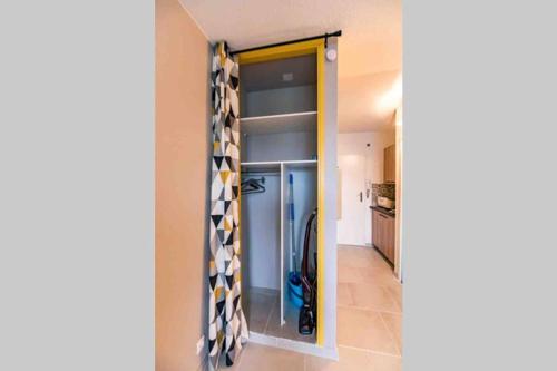 - une porte coulissante en verre dans une chambre avec placard dans l'établissement Beau Studio pour 4 personnes à Fréjus, à Fréjus