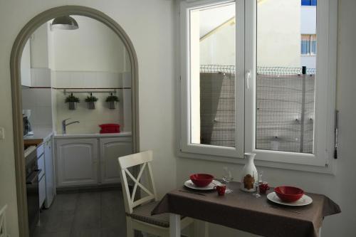 une salle à manger avec une table et un miroir dans l'établissement Studio Terrasse, à Cannes