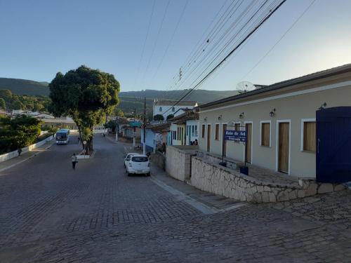 a street with cars parked next to a building at Pousada Raio de Sol in Lençóis