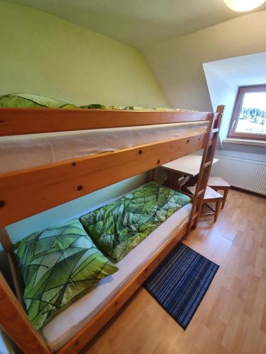 מיטה או מיטות קומותיים בחדר ב-Pr` Florjan