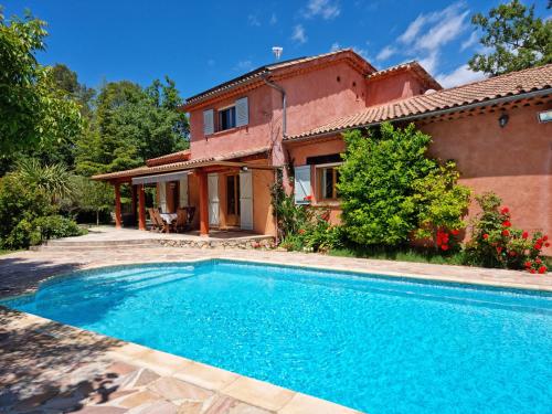 une villa avec piscine devant une maison dans l'établissement L'EDEN PROVENCAL, à Fayence