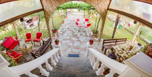 een uitzicht over een pad met banken en stoelen bij villa Touzla in Ofrínion