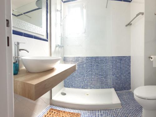 un baño con lavabo e inodoro en Apartamentos Loremar, en Portocolom