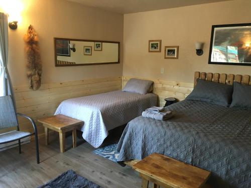 Postel nebo postele na pokoji v ubytování Whispering Woods AK Cabins