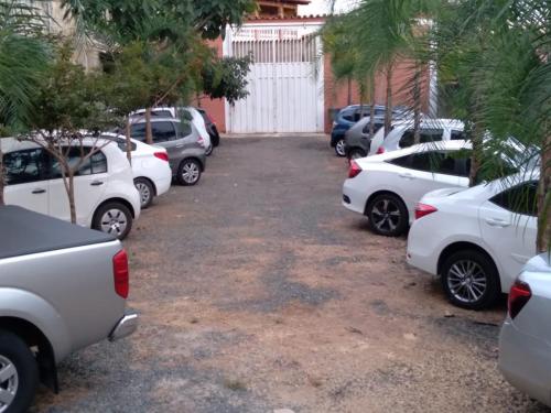 una fila de autos estacionados en un estacionamiento en Pouso D' Braga, en Pirenópolis