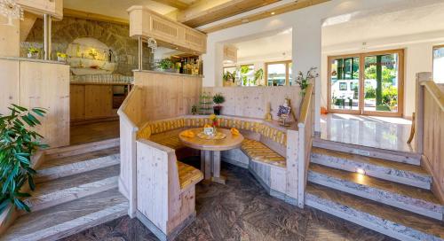 a kitchen with wooden benches and a table at Ferienhotel Mühlleithen in Klingenthal