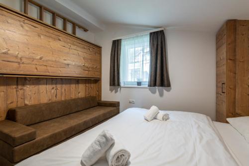a bedroom with a bed with towels on it at Amelies Mountain View in Kaprun