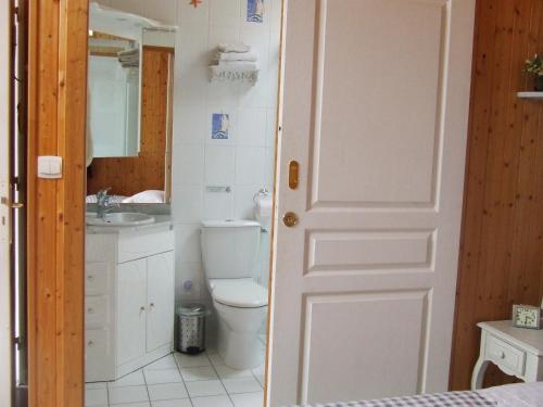 une salle de bain avec toilettes et lavabo dans l'établissement Gite les Orchidées, à Honfleur