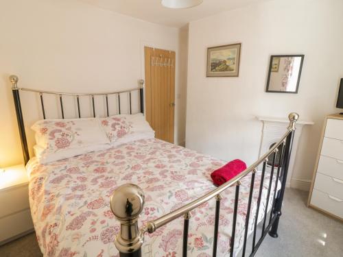 a bedroom with a bed with a red blanket at 6 Smithfield Lane in Dolgellau