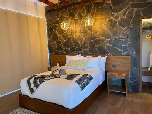 a bedroom with a bed and a lamp at Siempre Valle in Valle de Guadalupe