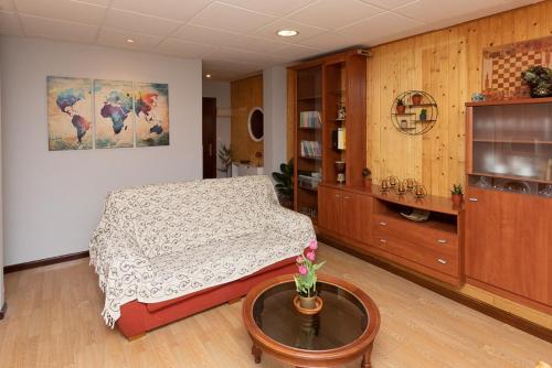 1 dormitorio con 1 cama y 1 mesa en una habitación en Holiday Home Vigo Currás Street, en Vigo