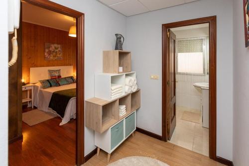 Un dormitorio con una cama y un baño con lavabo. en Holiday Home Vigo Currás Street, en Vigo