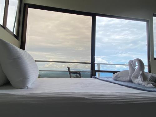 a bedroom with a bed with a view of the ocean at Casa Linda Vista in Caño Seco