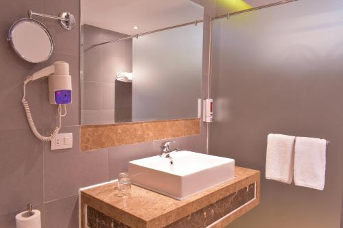 een badkamer met een wastafel en een spiegel bij Jasmine Palace Resort in Hurghada