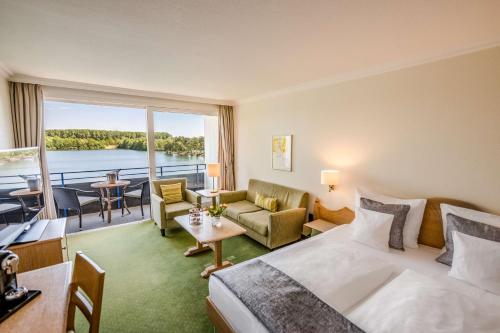 Säng eller sängar i ett rum på Best Western Premier Seehotel Krautkrämer
