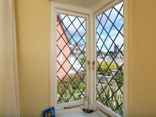 ein Fenster mit Blick auf den Eiffelturm in der Unterkunft Aune Cottage in Salcombe