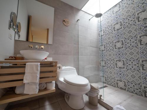 ein Bad mit einem WC, einem Waschbecken und einer Dusche in der Unterkunft 1460 Luxury Room KAIA - Best Place in Quito in Quito