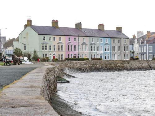 a row of houses next to a body of water at 22 Gwel Yr Wyddfa in Menai Bridge