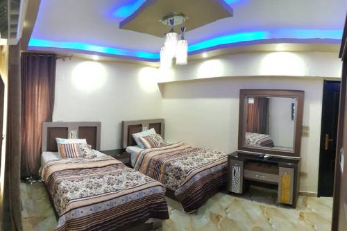 Giường trong phòng chung tại Newly built modern 3 bedroom apartment- Nasr City in CAIRO, EGYPT