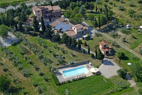 - une vue aérienne sur une maison avec une piscine dans l'établissement Agriturismo Il Belvedere Country Houses, à Massa Marittima