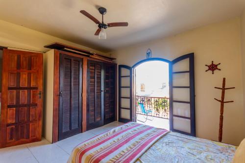 - une chambre avec un lit et un ventilateur de plafond dans l'établissement 4 Estações - Arraial, à Arraial do Cabo