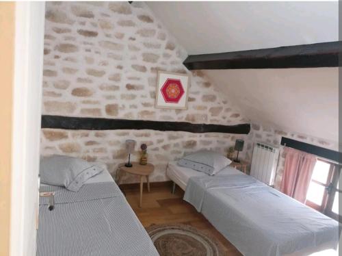 Кровать или кровати в номере Le charme de la pierre