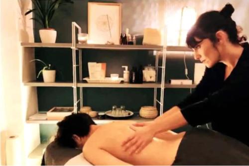 una mujer dándole a un hombre un masaje de espalda en Maria Magdalena - Room 4, en Málaga